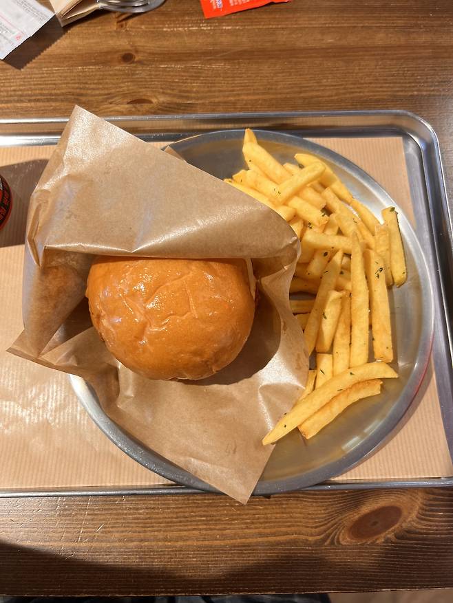 A cheeseburger served at Hangang Burger in Yongsan-gu, central Seoul (Park Jun-hee/The Korea Herald)
