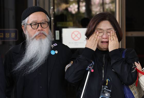 Park Soon-jeong, the mother of the late Air Force Master Sgt. Lee Ye-ram, right, wipes away tears while speaking to reporters outside the Supreme Court in southern Seoul’s Seocho District on April 10. At her side is Lee’s father, Lee Joo-wan. The court’s second division upheld a lower court ruling acquitting former Air Force legal chief Jeon Ik-soo of charges that he improperly intervened in the investigation into Lee’s death. [YONHAP]
