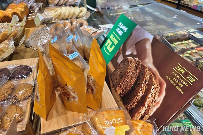 2일 서울 영등포구의 한 뚜레쥬르 매장에 고단백·저당을 강조한 건강빵 ‘SLOW TLJ’ 제품 안내 문구가 붙어 있다. 김건주 기자