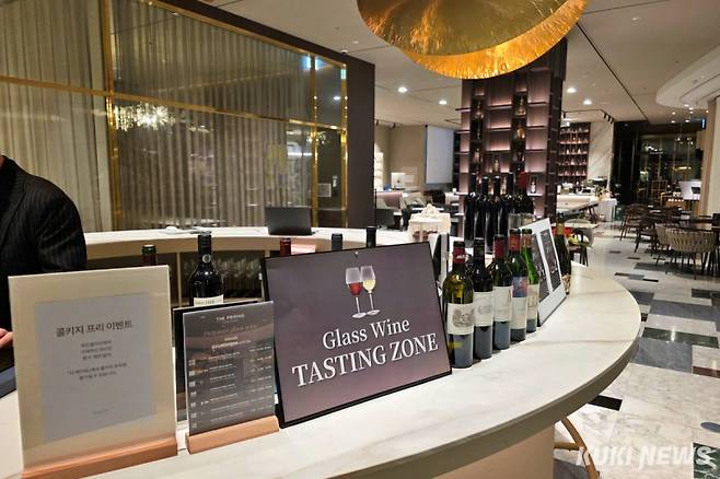 더 페어링 롯데 에비뉴엘 잠실점에서 글라스 와인 테이스팅 존을 운영하고 있다. 김건주 기자
