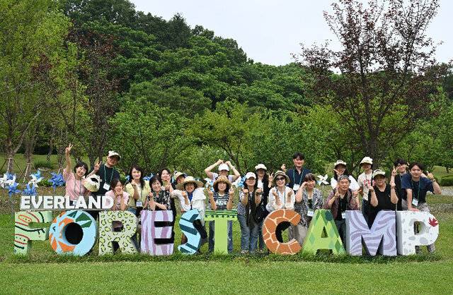 ‘2025 희망디딤돌 비타민캠프’ 참가자들이 지난달 27일 경기도 용인의 에버랜드 포레스트캠프에서 기념촬영을 하고 있다. 이들은 보호아동 및 자립준비청년 관련 기관 종사자들로, 이틀간 진행된 캠프에서 명상과 트레킹 등을 통한 스트레스 해소법을 배웠다. 용인=윤웅 기자