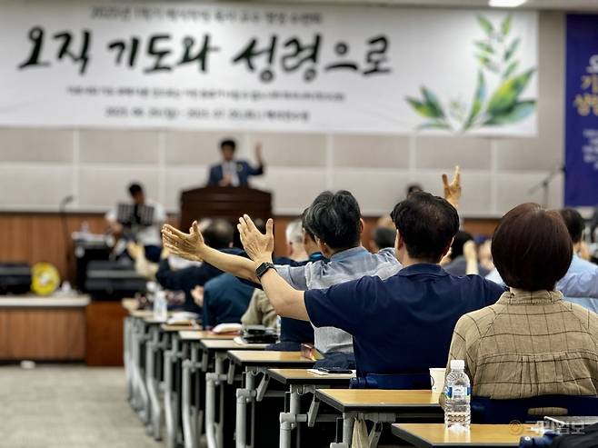 백석대 교수와 목사들이 2일 충남 천안 백석연수원에서 손을 들고 찬양하고 있다.
