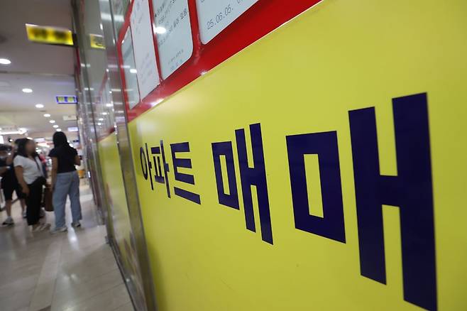 지난달 30일 서울 한 부동산 중개업소 앞에 매물 정보가 붙어 있다. 연합뉴스