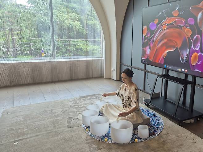 명상지도사가 디아드 멤버십 라운지에서 명상 수업을 진행하고 있다. 구정하 기자