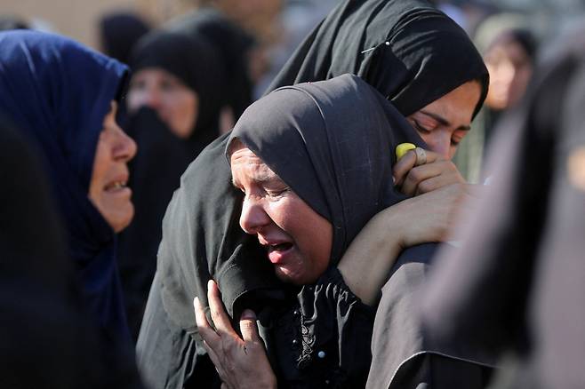 2일 밤과 3일 오전(현지시간) 이스라엘의 천막 공격으로 숨진 팔레스타인인들의 장례식 도중 조문객들이 슬픔에 잠겨 있다.로이터연합뉴스