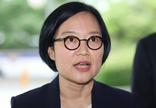 한성숙 중소벤처기업부 장관 후보자가 지난달 26일 서울 영등포구 중소기업기술정보진흥원 수도권평가실에 마련된 인사청문회 준비 사무실로 출근하며 취재진 질문에 답하고 있다. 연합뉴스