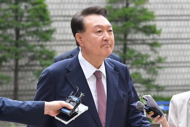 윤석열 전 대통령이 3일 서울 서초구 서울중앙지방법원에서 열린 내란 우두머리 혐의·직권남용 권리행사 방해 혐의 사건 9차 공판에 출석하고 있다. 사진공동취재단