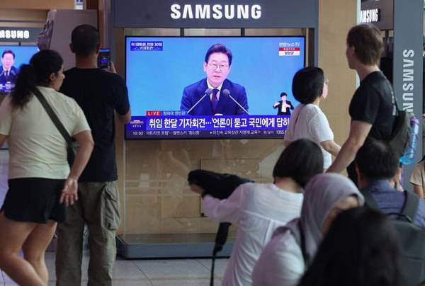 ▲이재명 대통령의 첫 기자회견이 진행된 3일 중구 서울역에서 시민들이 방송을 지켜보고 있는 모습. ⓒ연합뉴스