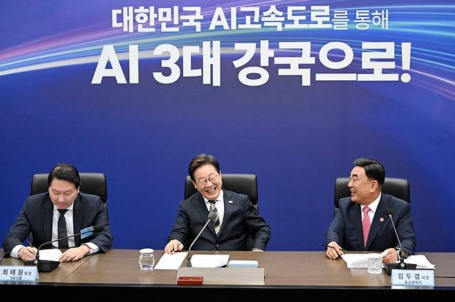 이재명 대통령이 지난 6월 20일 울산전시컨벤션센터에서 열린 인공지능(AI) 글로벌 협력 기업 간담회에서 김두겸 울산시장의 발언을 경청하고 있다. [김호영 기자]