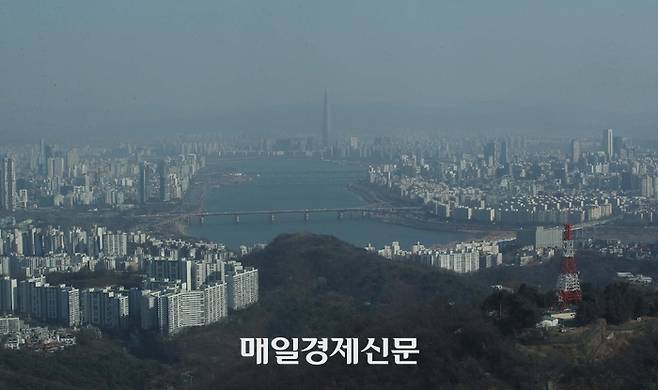 서울 남산타워에서 바라본 한강변 아파트 [한주형 기자]