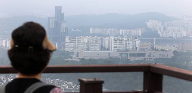 남산에서 바라본 서울에 주거건물들이 빼곡히 들어서 있다. [이승환 기자]