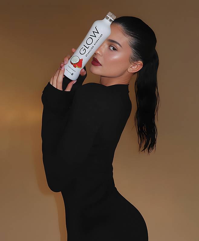 미국의 유명 사업가 겸 방송인 카일리 제너가 프리미엄 스파클링 음료 ‘글로우(Glow Beverages)’를 들고 포즈를 취하고 있다. 리파인.