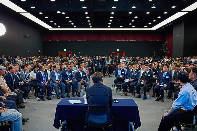 이재명 대통령이 지난달 25일 광주 국립 아시아문화전당에서 광주시민·전남도민 타운홀미팅을 하고 있다. 뉴스1