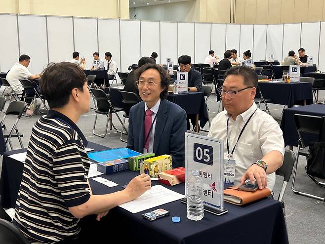 3일 '대한민국 중소기업 박람회'에서 유통기업 MD와 상담하는 중소기업 대표. 한국전시산업원