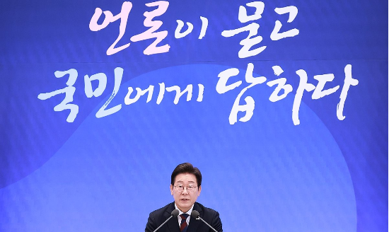 이재명 대통령이 3일 청와대 영빈관에서 열린 ‘대통령의 30일, 언론이 묻고 국민에게 답하다’ 기자회견에서 인사말을 하고 있다.(사진=연합뉴스)