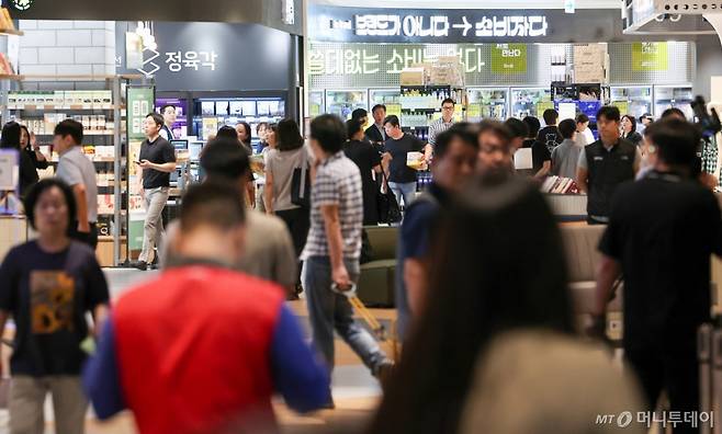 경기도 고양시 일산서구 스타필드마켓 킨텍스점이 시민들로 북적이고 있다.  킨텍스점 재단장은 지하 1층 트레이더스와 일렉트로마트를 제외한 지상 1∼2층 영업 면적 1만4천여㎡(4천445평)를 중심으로 진행됐다. 지상 1∼2층 핵심공간에 스타필드 마켓의 시그니처 특화존인 '북 그라운드'와 '키즈 그라운드'를 새로 꾸몄다. 가족 단위 고객이 많은 지역 특성을 반영해 전반적인 공간 구성을 가족 친화적으로 개편했다. 2025.6.26/뉴스1  Copyright (C) 뉴스1.