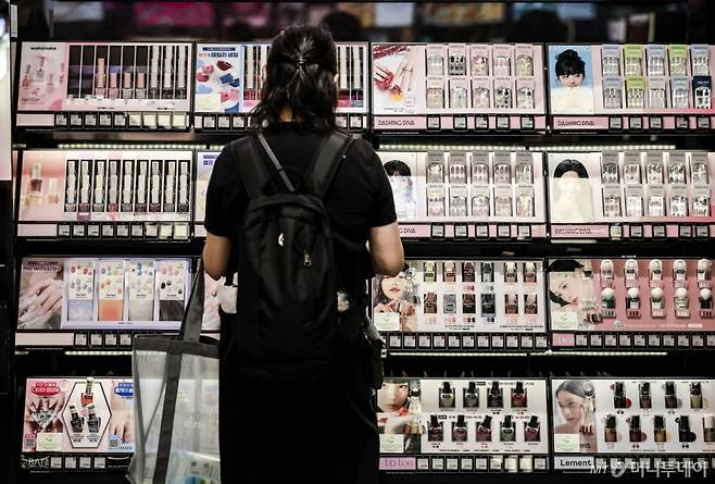 [서울=뉴시스] 정병혁 기자 = 27일 서울 중구 명동에 위치한 화장품 매장을 찾은 외국인 여행객들이 화장품을 살펴보고 있다.   지난해 국내 화장품 생산액이 17조원으로 사상 최대 실적을 기록했다. 화장품 수출은 102억 달러로 독일을 제치고 세계 3위로 올라섰다. '2024년 화장품 생산·수출·수입 통계'에 따르면 지난해 국내 화장품 생산 실적은 전년(14조5102억원) 대비 20.9% 증가한 17조5426억원을 기록했다. 지난해 수출실적은 전년(85억 달러)보다 20.3% 증가한 102억 달러(약 13조8819억원)로 집계돼 사상 최대 실적을 나타냈다. 2025.05.27. jhope@newsis.com /사진=정병혁