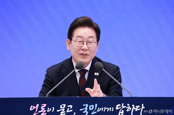 [서울=뉴시스] 고범준 기자 = 이재명 대통령이 3일 청와대 영빈관에서 열린 '대통령의 30일, 언론이 묻고 국민에게 답하다' 기자회견에서 출입기자 질문에 답변하고 있다.  (대통령실통신사진기자단) 2025.07.03. bjko@newsis.com /사진=