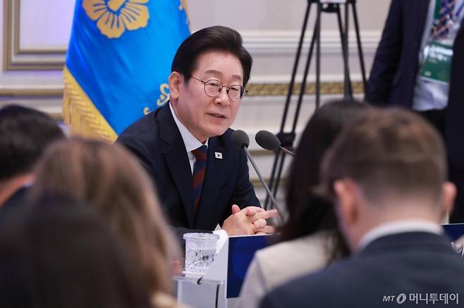 [서울=뉴시스] 고범준 기자 = 이재명 대통령이 3일 청와대 영빈관에서 열린 '대통령의 30일, 언론이 묻고 국민에게 답하다' 기자회견에서 발언하고 있다. 2025.07.03. bjko@newsis.com /사진=고범준