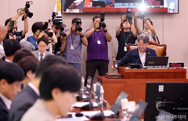 [서울=뉴시스] 김금보 기자 = 이춘석 법제사법위원회 위원장이 3일 서울 여의도 국회에서 열린 법제사법위원회 전체회의에서 의사봉을 두드리고 있다. 2025.07.03. kgb@newsis.com /사진=김금보