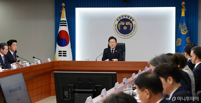 [서울=뉴시스] 고범준 기자 = 이재명 대통령이 3일 서울 용산 대통령실 청사에서 열린 제2차 수석보좌관회의에서 발언하고 있다. 2025.07.03. bjko@newsis.com /사진=고범준