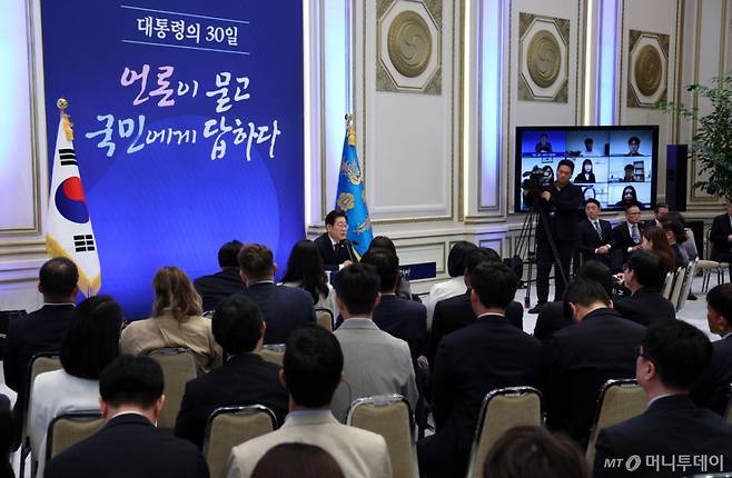 이재명 대통령이 3일 청와대 영빈관에서 열린 '대통령의 30일, 언론이 묻고 국민에게 답하다' 기자회견에서 출입기자들 질문에 답변하고 있다. /사진=뉴시스
