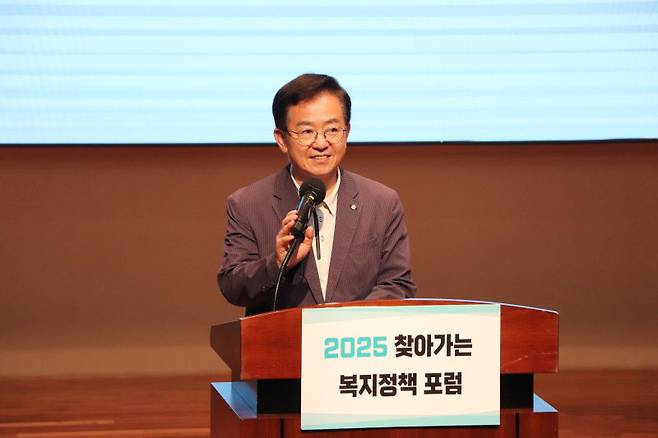 3일 양주시 경기섬유종합지원센터 대강당에서 열린 제2차 찾아가는 복지정책포럼에서 이용빈 경기복지재단 대표가 인사말을 하고 있다./사진제공=경기복지재단