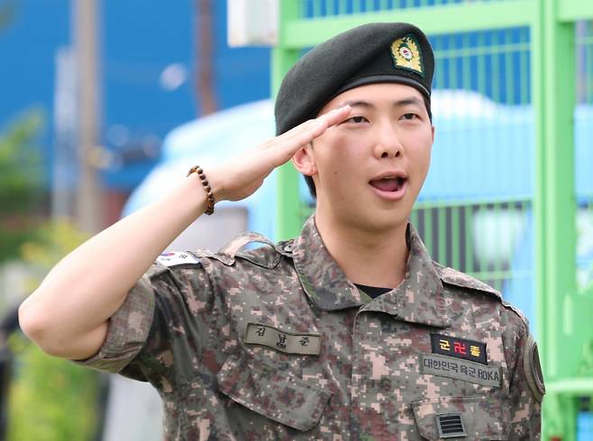 그룹 방탄소년단(BTS) 멤버 RM이 최근 온라인 커뮤니티에서 화제를 모았던 짤에 대해 해명했다. 사진은 지난 6월 강원 춘천시 신북읍 체육공원 축구장에서 군 복무를 마친 뒤 전역 인사를 한 방탄소년단(BTS)의 RM(30·본명 김남준). /사진=뉴스1