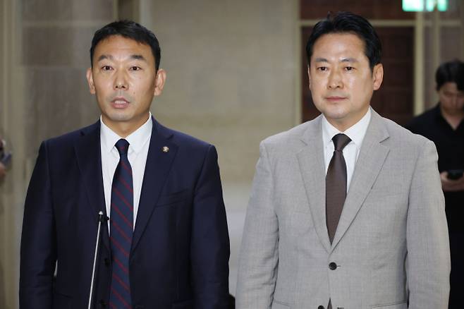 상법 개정안의 핵심 쟁점 중 하나는 감사위원 선임 시 '합산 3% 룰'의 도입이다. 사진은 지난 2일 국회 법제사법위원회 여야 간사인 김용민 더불어민주당 의원(왼쪽)과 장동혁 국민의힘 의원이 서울 여의도 국회에서 상법 개정안과 관련한 회동 결과에 대해 발언하고 있는 모습. /사진=뉴스1