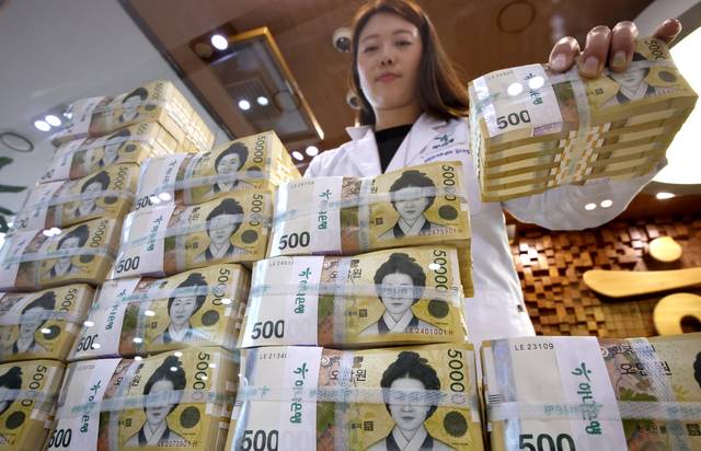 서울 중구 하나은행 위변조대응센터에서 직원이 원화를 정리하고 있다.뉴시스