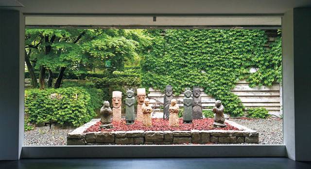 김수근이 설계한 국립청주박물관 내부에서 본 창밖 모습. 건축이 액자가 되고 경관이 그림이 된다.