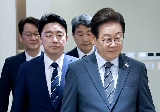 오른쪽부터 이재명 대통령, 이주호 국무총리 권한대행 겸 교육부 장관, 강훈식 대통령비서실장, 권혁기 의전비서관.