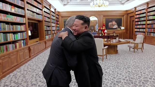 김정은 북한 국무위원장이 지난달 4일 당 중앙위원회 본부청사에서 푸틴 러시아 대통령의 위임을 받아 방북한 세르게이 쇼이구 러시아 안전이사회 서기장을 접견했다고 조선중앙TV가 최근 보도했다. 조선중앙TV 캡처