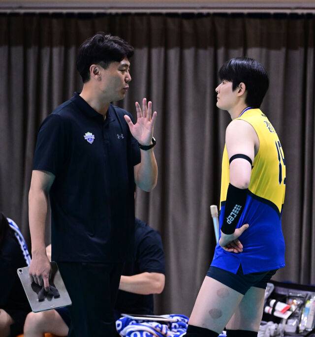 현대건설 김희진이 장영기 수석코치의 조언을 듣고 있다 / 한국배구연맹(KOVO)