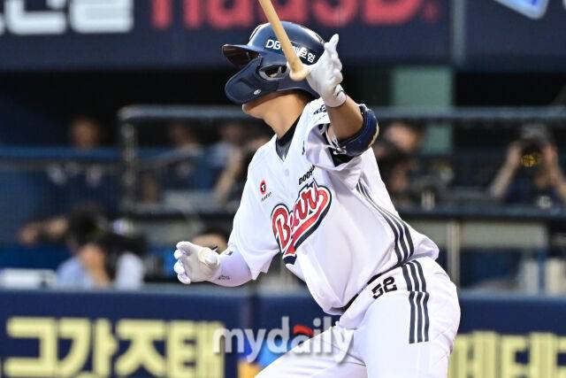 2일 서울 잠실야구장에서 열린 '2025 신한 SOL BANK KBO리그' 삼성 라이온즈와 두산 베어스 경기. 두산 박준순이 4회말 2사 2루에 1타점 적시타를 치고 있다./잠실 = 한혁승 기자