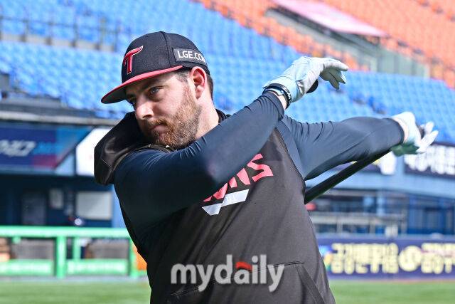 16일 서울 잠실야구장에서 열린 '2025 신한 SOL BANK KBO리그' 삼성 라이온즈와 LG 트윈스 경기.LG 오스틴이 경기 전 타격 훈련을 하며 스윙하고 있다.