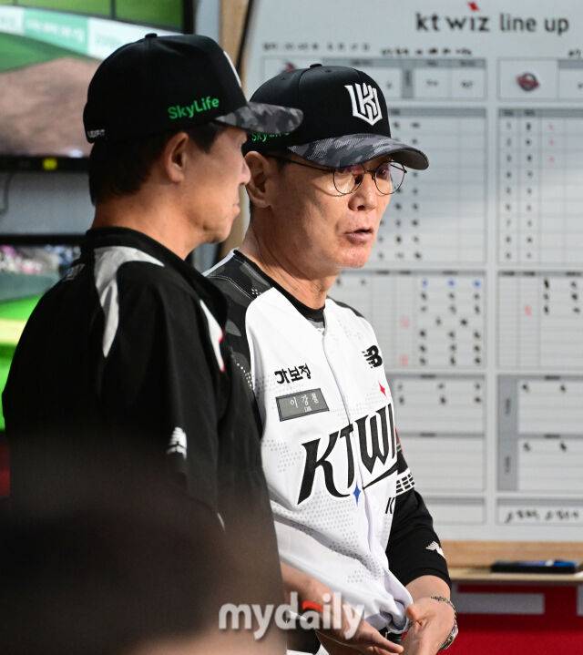 2025년 6월 11일 오후 경기도 수원시 KT위즈파크에서 '2025 신한 SOL뱅크 KBO 리그' 롯데 자이언츠와 KT위즈의 경기가 열렸다. KT 이강철 감독이 코치와 이야기를 나누고 있다./마이데일리