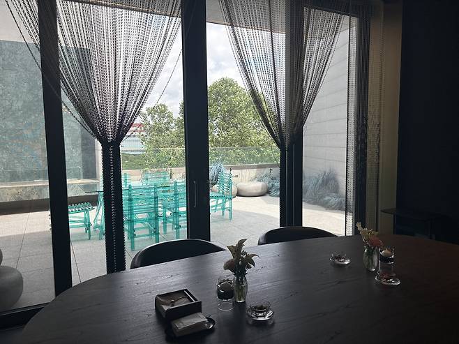 4층 루프탑의 모습. 해외 유명 브랜드 가구와 의자가 배치돼 있다. 정주원 기자