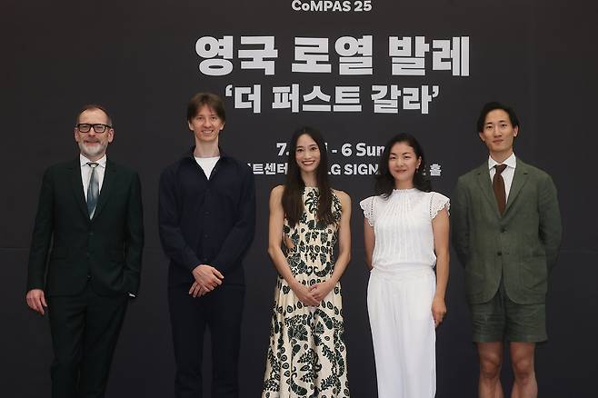 케빈 오헤어 디렉터(왼쪽부터), 수석 무용수 바딤 문타기로프, 후미 가네코, 퍼스트 솔로이스트 최유희, 전준혁이 2일 서울 강서구 LG아트센터에서 열린 영국 로열 발레 ‘더 퍼스트 갈라’ 기자간담회에서 포즈를 취하고 있다. [연합]
