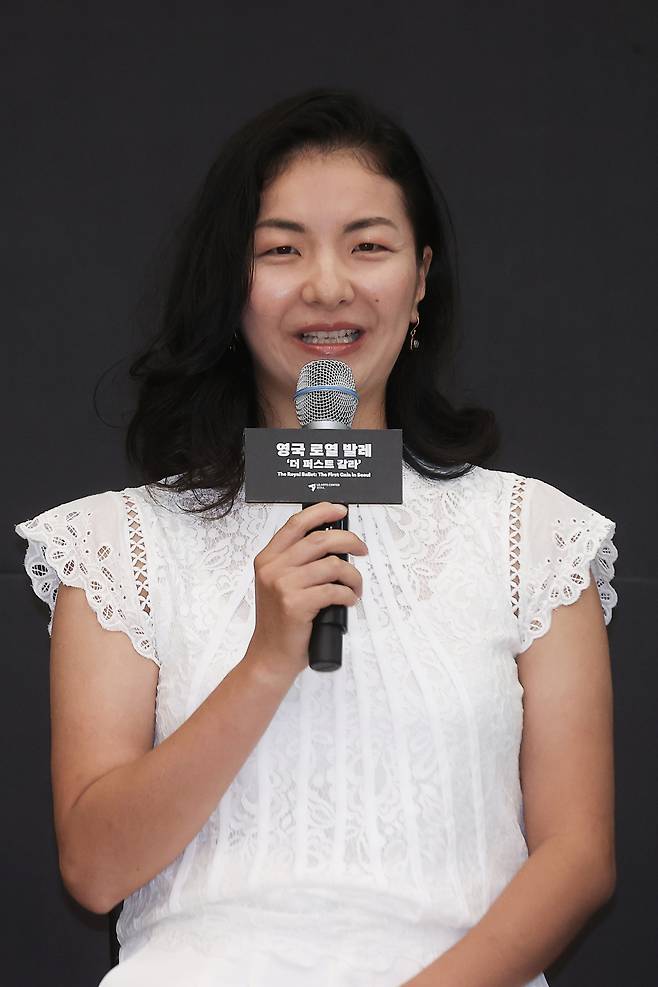 영구 로열 발레의 퍼스트 솔로이스트 최유희가 2일 서울 강서구 LG아트센터에서 열린 영국 로열 발레 ‘더 퍼스트 갈라’ 기자간담회에서 인사말을 하고 있다. <연합뉴스>