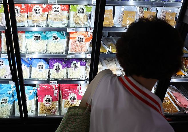 서울의 한 대형마트를 찾은 소비자가 냉장·건조 해산물 판매대를 살펴보고 있다.  [연합]