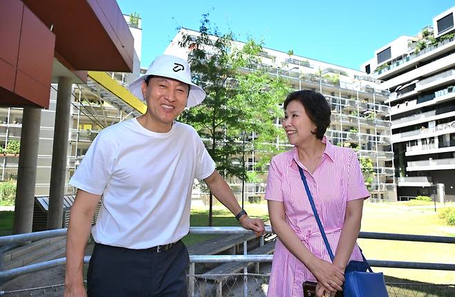 오세훈 서울시장이 1일(현지시간) 존벤트피어텔 공공주택 입주민과 대화하고 있다. [서울시 제공]