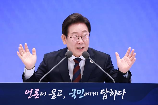 이재명 대통령이 3일 청와대 영빈관에서 열린 ‘대통령의 30일, 언론이 묻고 국민에게 답하다’ 기자회견에서 발언하고 있다. [연합]