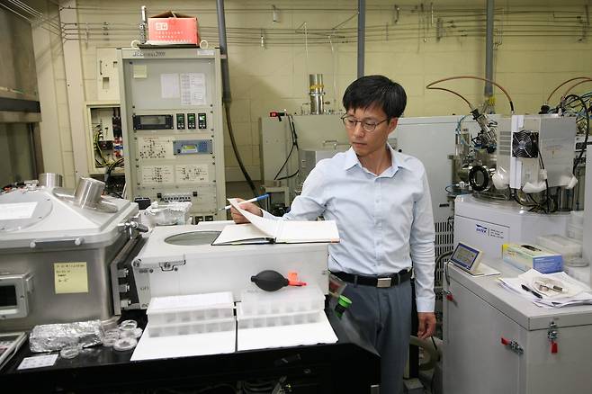 황철성 교수가 실험실에서 메모리 반도체 연구를 수행하고 있다.[과기정통부 제공]