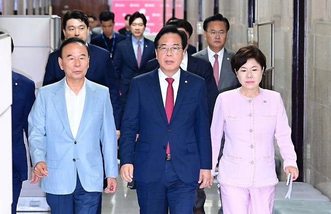 송언석 국민의힘 비상대책위원장 겸 원내대표가 3일 오전 서울 여의도 국회에서 열린 비상대책위원회의에 참석하고 있다. 이상섭 기자