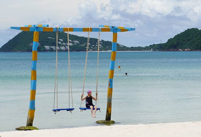 “철수 영감, 놀자~” 푸꾸옥 켐비치 그네에서 동심에 빠진 영희 할매