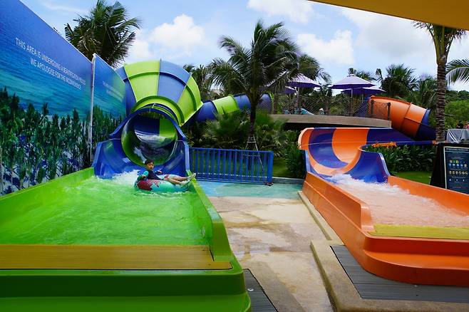 뉴월드 워터파크를 즐기는 어린이