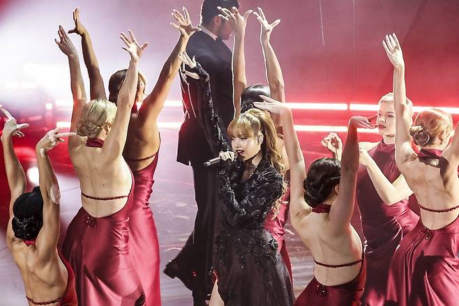 블랙핑크 리사가 2일(현지시간) 미국 로스앤젤레스(LA) 할리우드 돌비 극장에서 열린 제97회 아카데미 시상식에서 공연하고 있다. [EPA=연합]