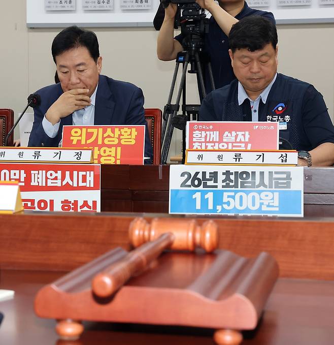 최저임금위원회 사용자위원인 류기정 한국경영자총협회 전무(왼쪽)와 근로자위원인 류기섭 한국노총 사무총장이 3일 정부세종청사에서 열린 최저임금위원회 제9차 전원회의에서 나란히 자리하고 있다. [연합]