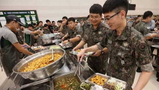 군 장병들의 급식 장면. [연합]